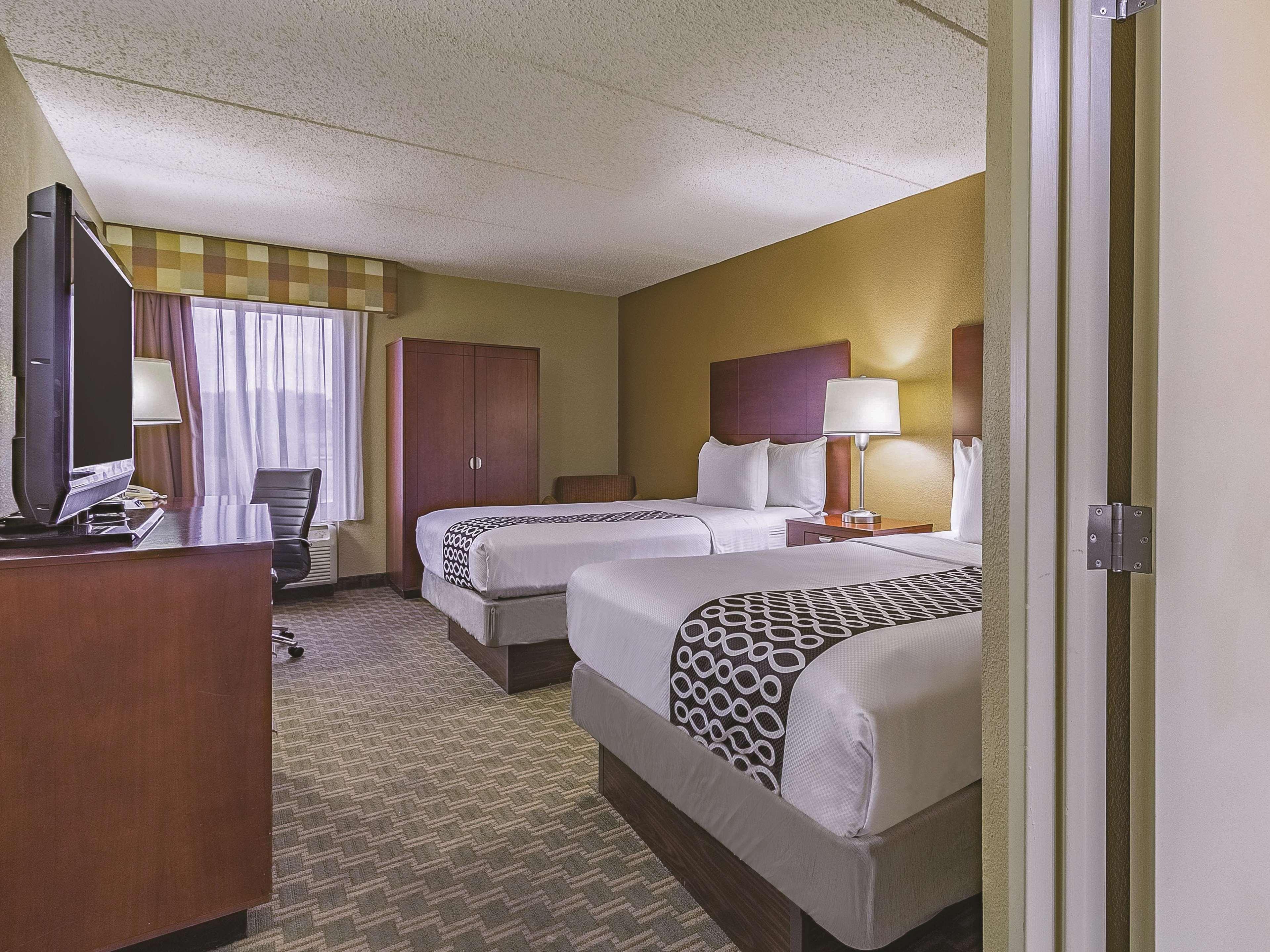 Hotel La Quinta By Wyndham Cleveland Airport West North Olmsted Exterior foto