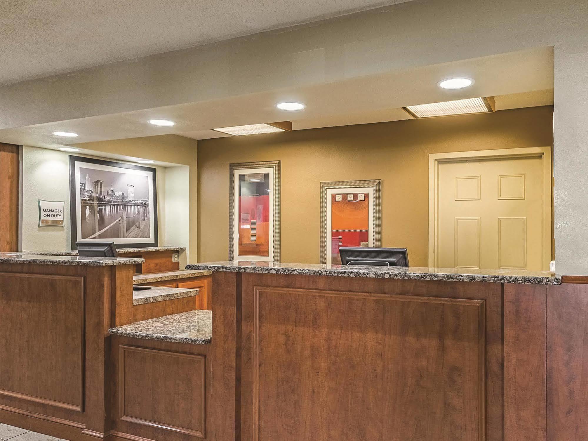 Hotel La Quinta By Wyndham Cleveland Airport West North Olmsted Exterior foto