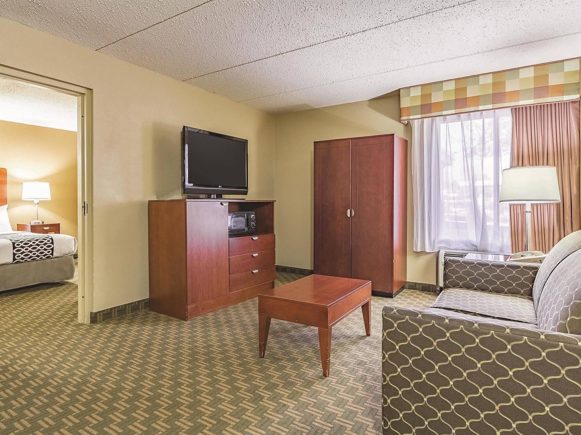 Hotel La Quinta By Wyndham Cleveland Airport West North Olmsted Exterior foto