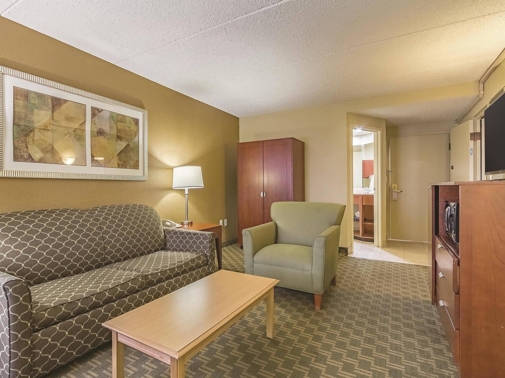 Hotel La Quinta By Wyndham Cleveland Airport West North Olmsted Exterior foto