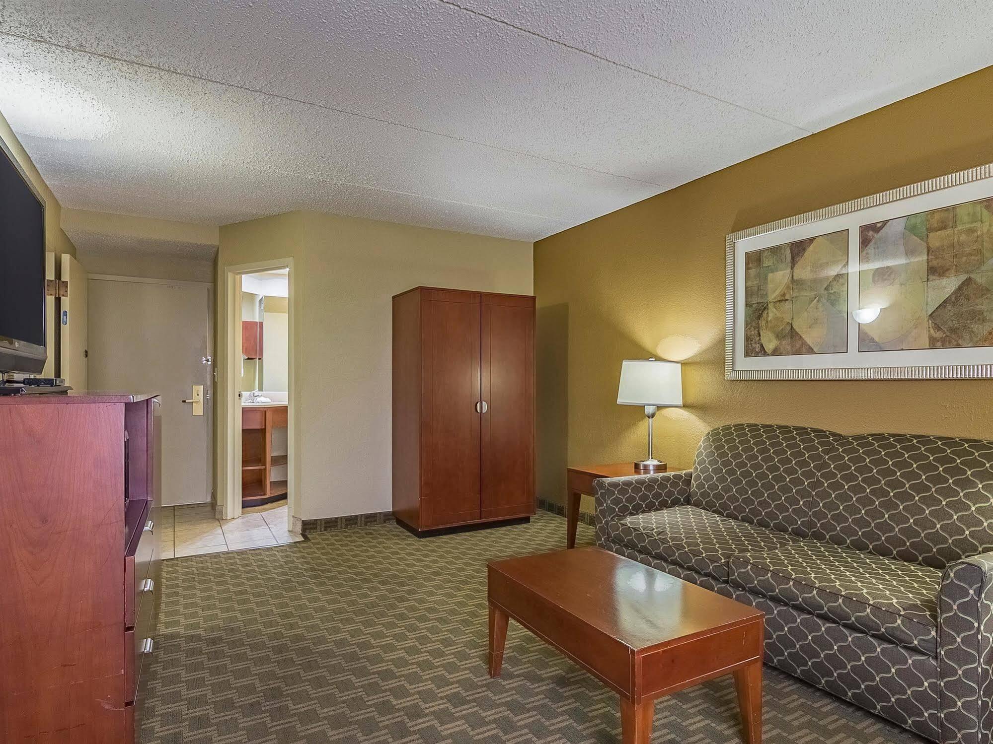 Hotel La Quinta By Wyndham Cleveland Airport West North Olmsted Exterior foto